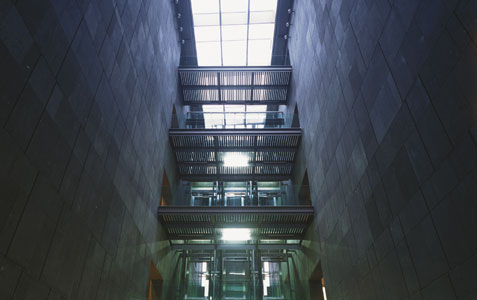 Vue intérieur du MQ (quartier des musées) à Vienne, montrant des coursives reliant deux immeubles à différents étages. 